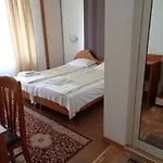 за гости